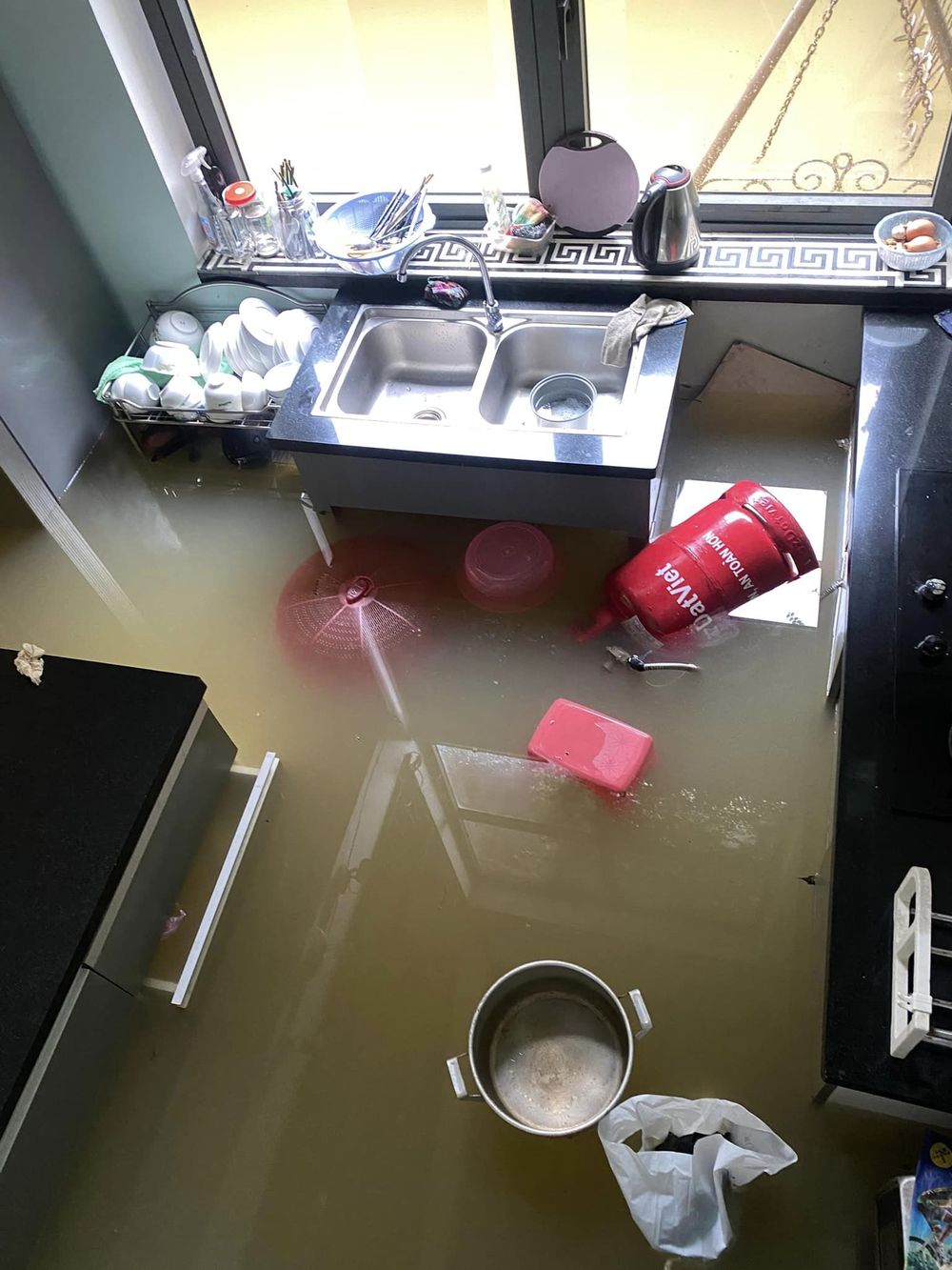  
Căn biệt thự đắt đỏ của Long Nhật bị chìm trong biển nước. (Ảnh: FB Long Nhật) - Tin sao Viet - Tin tuc sao Viet - Scandal sao Viet - Tin tuc cua Sao - Tin cua Sao