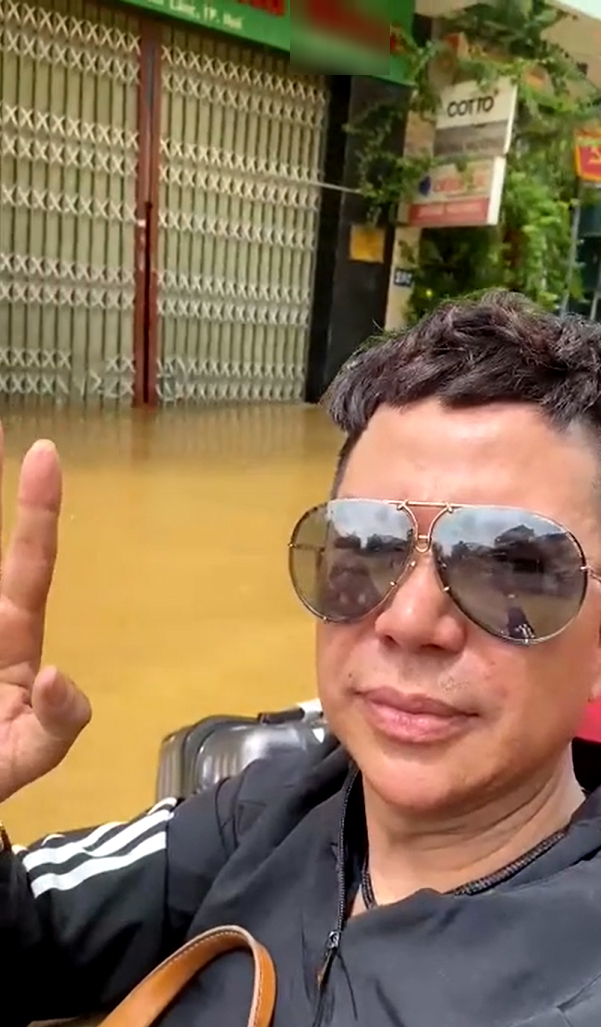  
Nam ca sĩ và mọi người phải di chuyển bằng ghe. (Ảnh: FB Long Nhật) - Tin sao Viet - Tin tuc sao Viet - Scandal sao Viet - Tin tuc cua Sao - Tin cua Sao