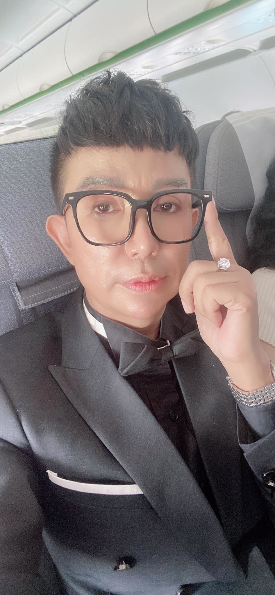  
Nam ca sĩ lo lắng trước tình cảnh cả căn biệt thự bị ngập sâu như thế. (Ảnh: FB Long Nhật) - Tin sao Viet - Tin tuc sao Viet - Scandal sao Viet - Tin tuc cua Sao - Tin cua Sao