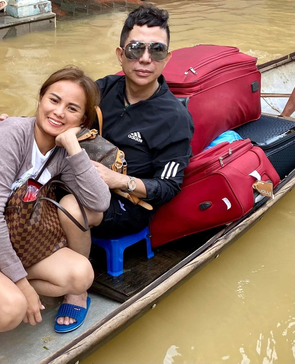  
Long Nhật phải đi bằng ghe, đưa người thân trong gia đình đến ở nhờ nhà của họ hàng. (Ảnh: FB Long Nhật) - Tin sao Viet - Tin tuc sao Viet - Scandal sao Viet - Tin tuc cua Sao - Tin cua Sao