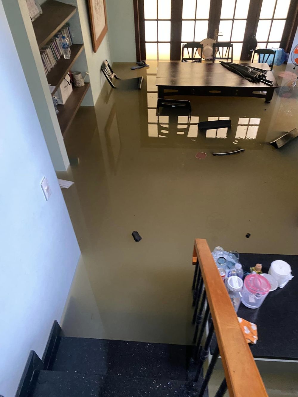  
Nước ngập khiến đồ đạc trong nhà trôi nổi khắp nơi. (Ảnh: FB Long Nhật) - Tin sao Viet - Tin tuc sao Viet - Scandal sao Viet - Tin tuc cua Sao - Tin cua Sao