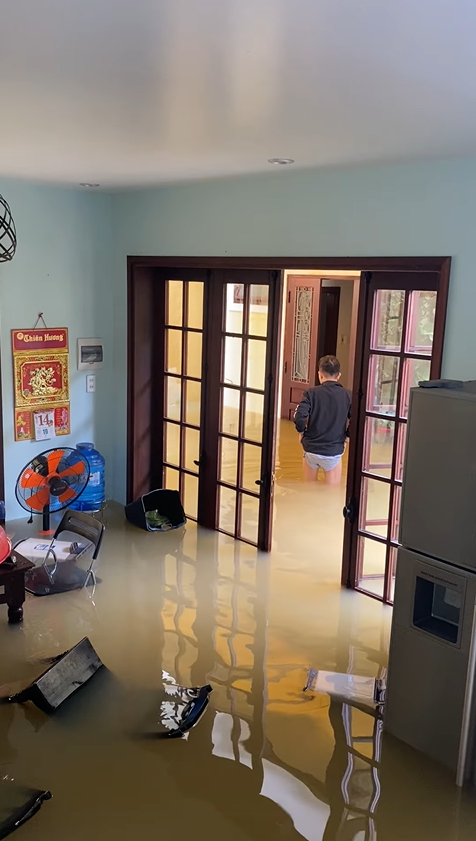  
Nước dâng lên khá cao, đến hơn cả gối của mọi người. (Ảnh: FB Long Nhật) - Tin sao Viet - Tin tuc sao Viet - Scandal sao Viet - Tin tuc cua Sao - Tin cua Sao