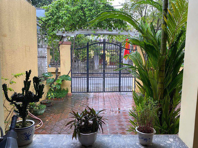  
Khung cảnh khu vực sân trước nhà của nam ca sĩ. (Ảnh: FB Long Nhật) - Tin sao Viet - Tin tuc sao Viet - Scandal sao Viet - Tin tuc cua Sao - Tin cua Sao