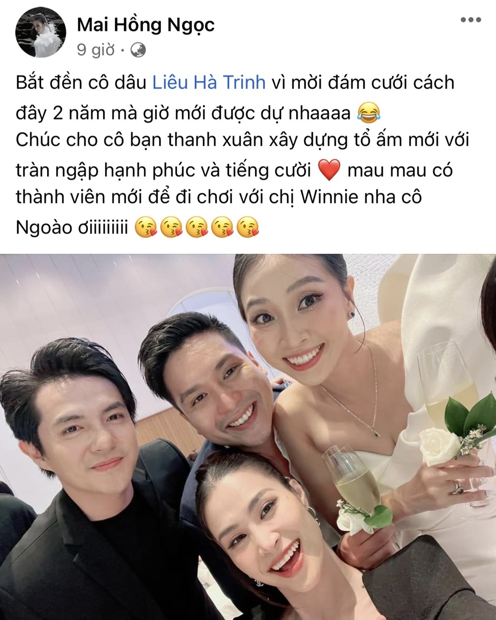  
Đông Nhi vui vẻ check in tại đám cưới Liêu Hà Trinh - Anh Khoa. (Ảnh: Chụp màn hình Facebook Mai Hồng Ngọc)