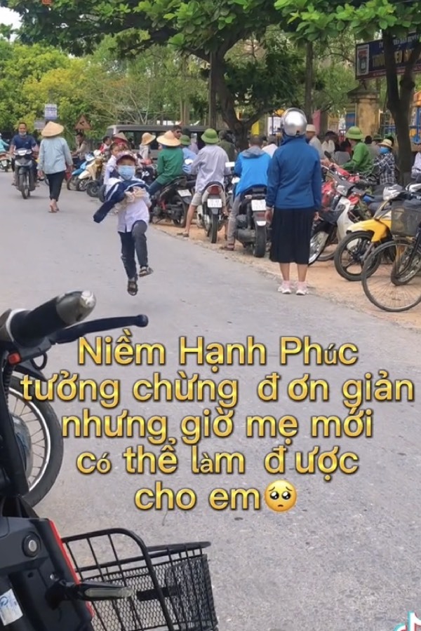  
Chàng trai nhỏ đã chạy rất nhanh về phía mẹ đang đứng. (Ảnh: TikTok T.H)