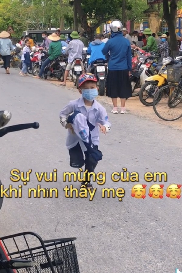  
Niềm vui thể hiện rõ trong từng hành động của em. (Ảnh: TikTok T.H)