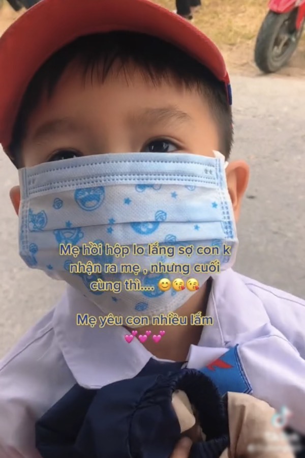  
Em đã từng mất một khoảng thời gian để thích ứng với sự có mặt của bố mẹ sau nhiều năm xa cách. (Ảnh: TikTok T.H)