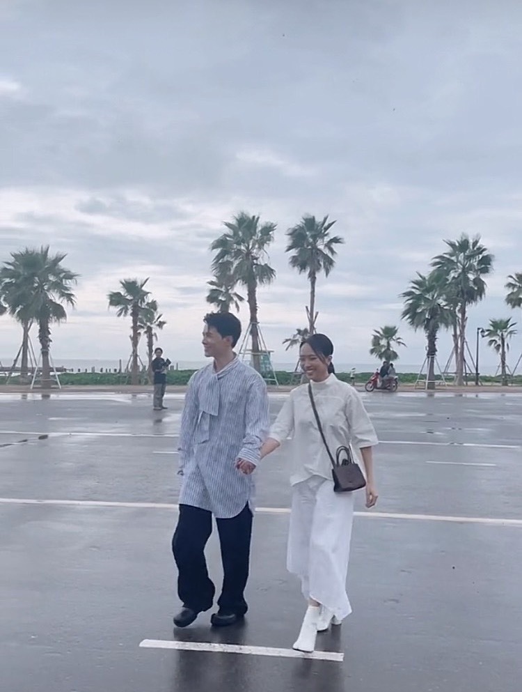  Sắp về chung một nhà, cả hai nắm tay không rời thể hiện tình yêu thương. (Ảnh: TikTok Hawon Thanh Ha) - Tin sao Viet - Tin tuc sao Viet - Scandal sao Viet - Tin tuc cua Sao - Tin cua Sao