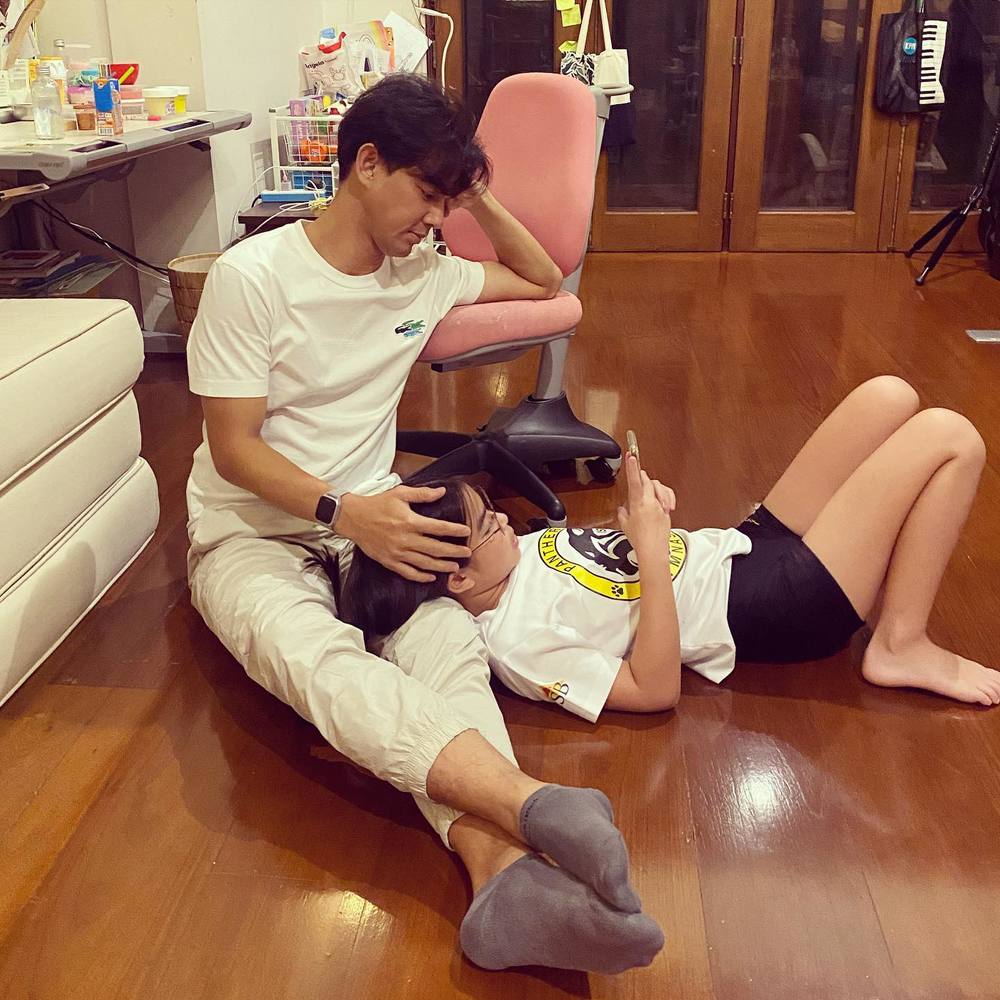  
Mos Patiparn là ông bố cuồng con chính hiệu khi trang cá nhân của anh đa phần là về các con. (Ảnh: Instagram mospatiparn)