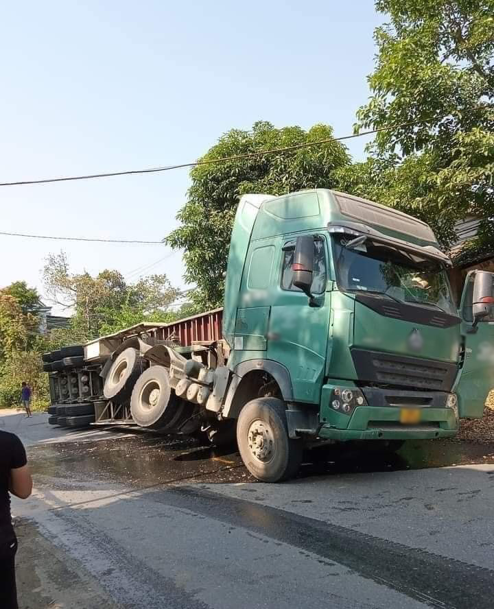  
Buổi sáng xe đổ, chiều mọi người mới phát hiện sự việc đau lòng. (Ảnh: Lao Động)