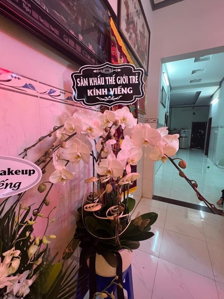  
Từng theo học tại trường, vì thế tập thể nhà trưởng gửi hoa chia buồn cùng nữ diễn viên. - Tin sao Viet - Tin tuc sao Viet - Scandal sao Viet - Tin tuc cua Sao - Tin cua Sao