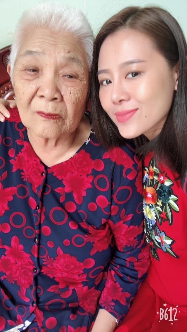  
Dù gia cảnh nghèo khó, từng phá sản nhưng với Nam Thư luôn đầy đủ về mặt tinh thần vì có bà. - Tin sao Viet - Tin tuc sao Viet - Scandal sao Viet - Tin tuc cua Sao - Tin cua Sao