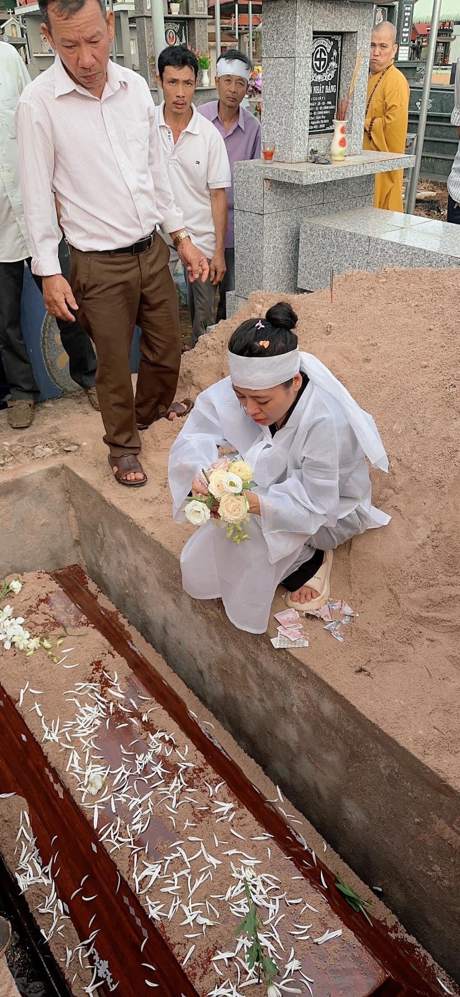  
Nam Thư khóc ngất trong thời khắc cuối tiễn đưa bà. - Tin sao Viet - Tin tuc sao Viet - Scandal sao Viet - Tin tuc cua Sao - Tin cua Sao