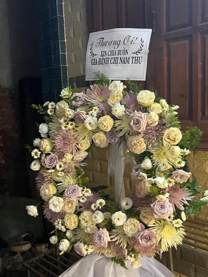  
Nhiều vòng hoa được gửi tới chia sẻ nỗi đau với gia đình Nam Thư. - Tin sao Viet - Tin tuc sao Viet - Scandal sao Viet - Tin tuc cua Sao - Tin cua Sao