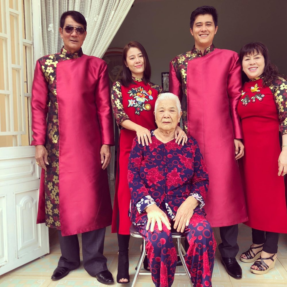  
Gia đình 3 thế hệ của nữ diễn viên luôn chan hòa và yêu thương nhau. - Tin sao Viet - Tin tuc sao Viet - Scandal sao Viet - Tin tuc cua Sao - Tin cua Sao