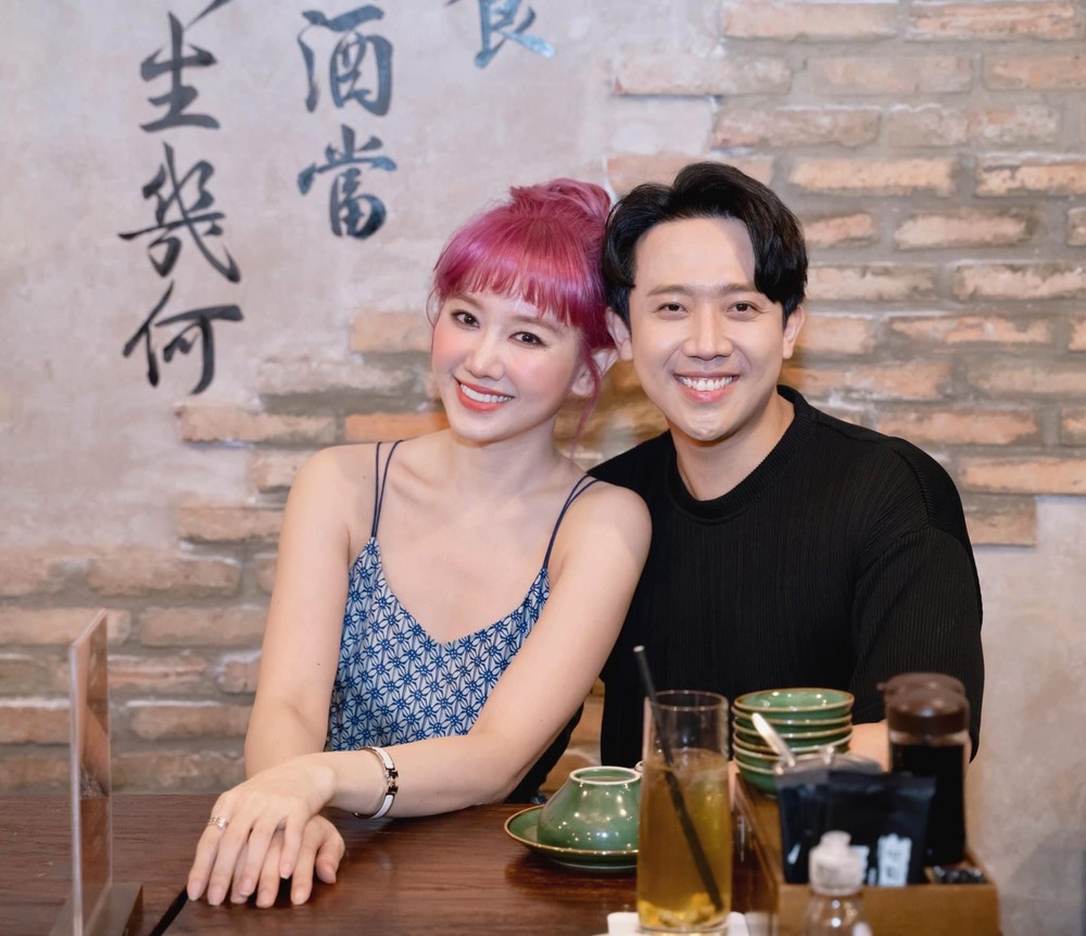  
Đôi vợ chồng dính nhau như sam. (Ảnh: FB Hari Won) - Tin sao Viet - Tin tuc sao Viet - Scandal sao Viet - Tin tuc cua Sao - Tin cua Sao