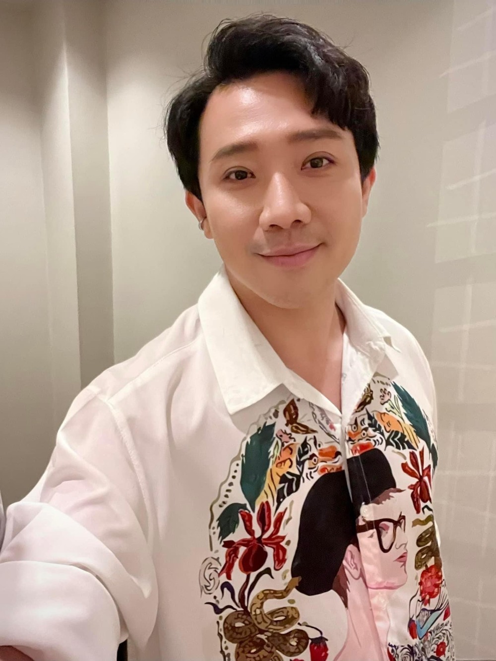  
Anh diện dresscode trắng in họa tiết nổi bật. (Ảnh: FB Trấn Thành) - Tin sao Viet - Tin tuc sao Viet - Scandal sao Viet - Tin tuc cua Sao - Tin cua Sao