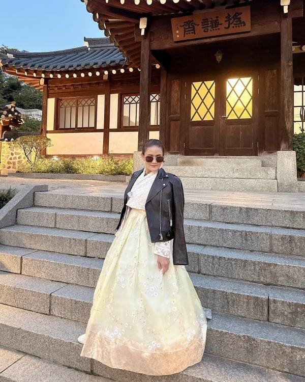  
Mẹ Lisa gây sốt khi diện hanbok đầy cá tính với áo khoác da. (Ảnh: Instagram @chitthipbruschweiler)