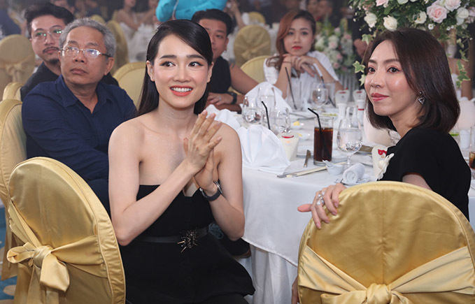  Bà xã Trường Giang đọ sắc bên Thu Trang trong đám cưới đạo diễn Nhất Trung. (Ảnh: Ngôi Sao)