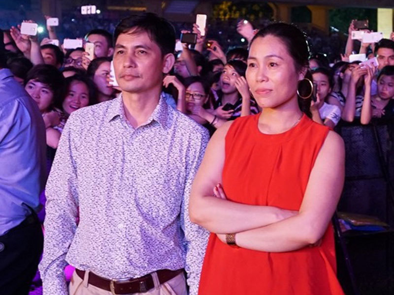  孫東的父母跟在後面支持兒子的那一刻。  （照片：娛樂圈協會） - 越南之星新聞 - 越南之星新聞 - 越南之星醜聞 - 騷新聞 - 騷新聞
