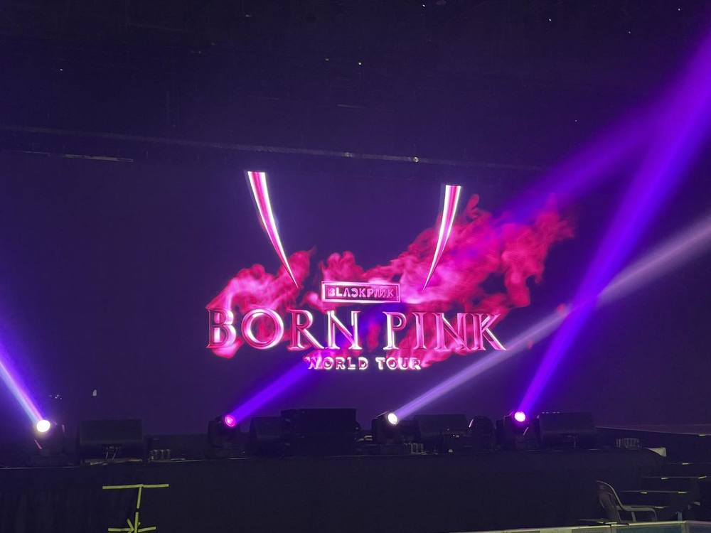  
Màn hình bên trong khán đài đã chiếu biểu tượng của world tour BORN PINK. (Ảnh: Twitter @yeogeol_BP)