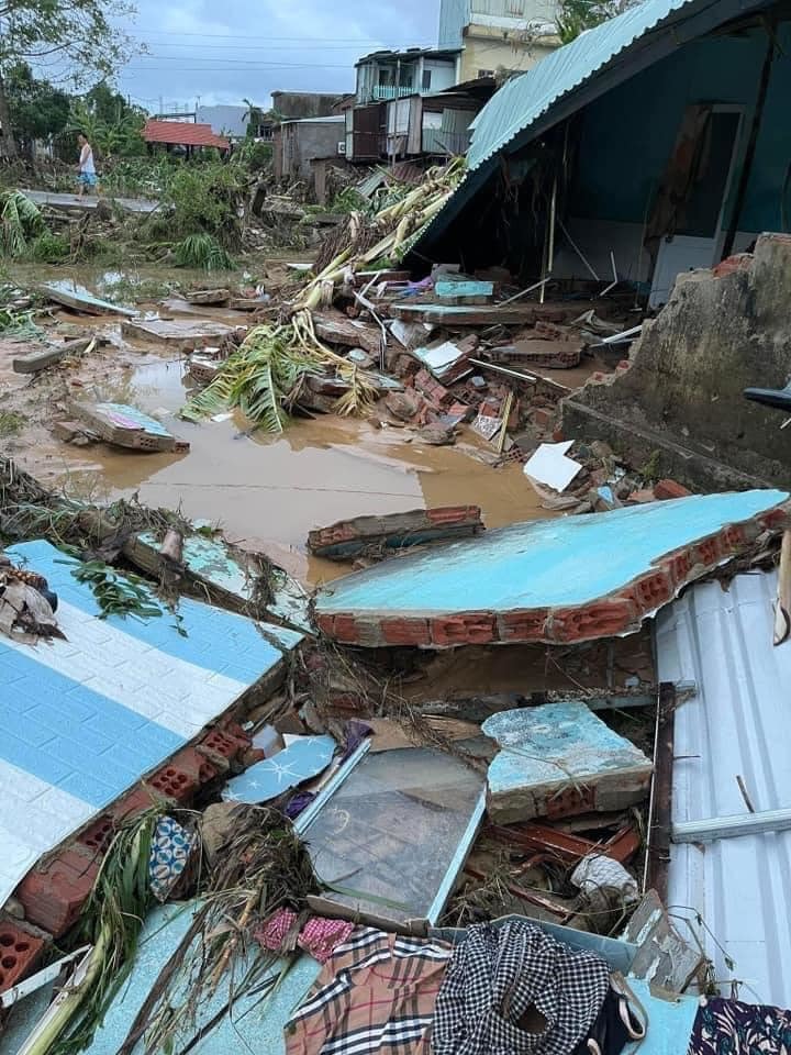  
Khung cảnh hoang tàn ở Đà Nẵng sau khi trận mưa lũ lịch sử càn quét qua. (Ảnh: FB E.P)
