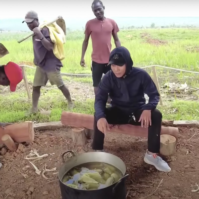 Phản ứng của bà con châu Phi khi được lần đầu ăn thử ngô nếp Việt Nam