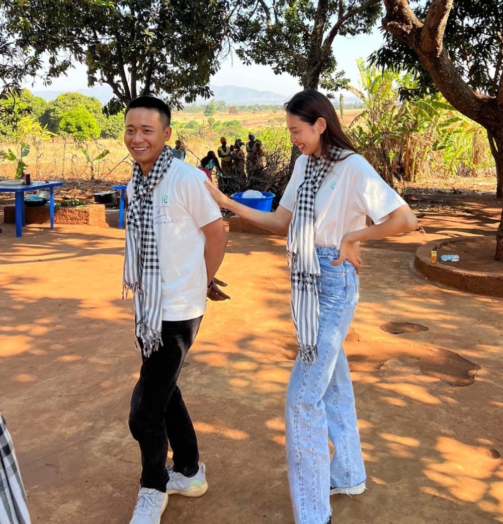  
Các fan rất thích thú mỗi khi cả hai tương tác với nhau. (Ảnh: FB Quang Linh Vlogs)