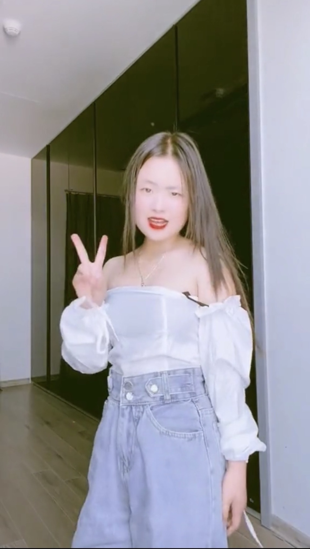 Phúng Phính giờ đây tự tin hơn rất nhiều trước ống kính. (Ảnh: Chụp màn hình TikTok Mua Thị Dua)