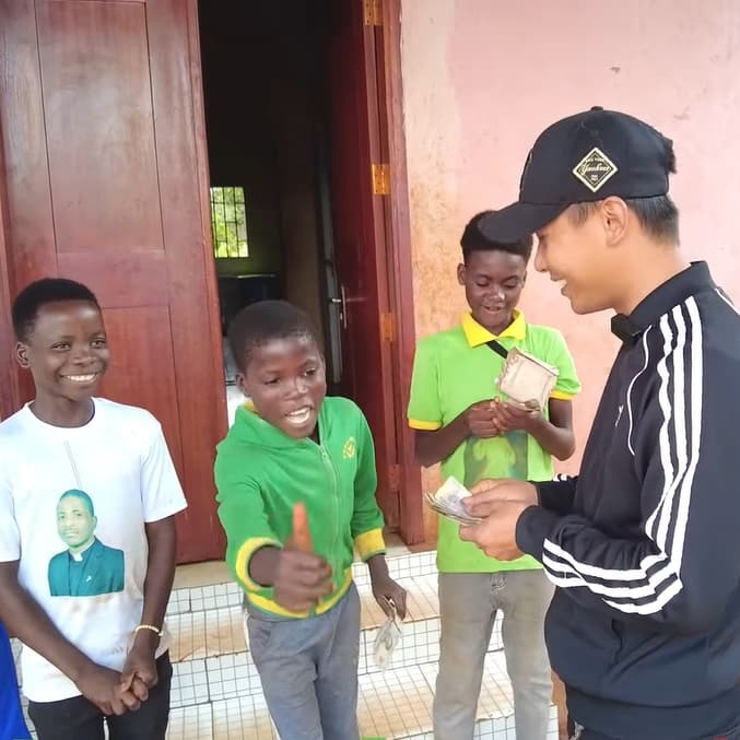  
Những đứa trẻ vui mừng nhận quà của bố nuôi. (Ảnh: Chụp màn hình YouTube Quang Linh Vlogs)