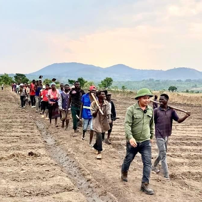  
Buổi sáng, bà con vui vẻ cùng rủ nhau ra đồng làm việc. (Ảnh: Fanpage Team Châu Phi)