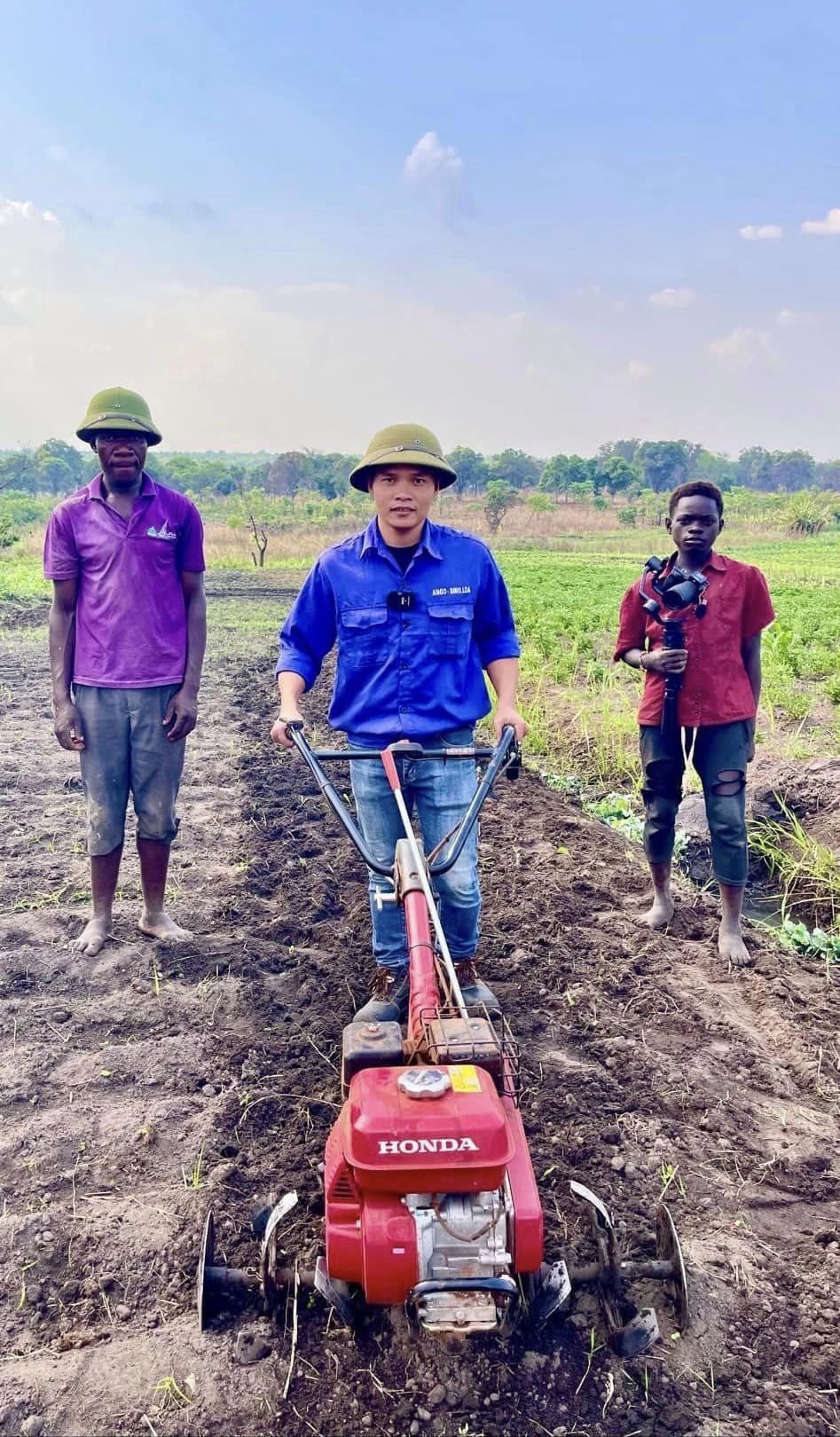  
Team Quang Linh dạy bà con châu Phi cách cày ruộng. (Ảnh: Fanpage Team Châu Phi)