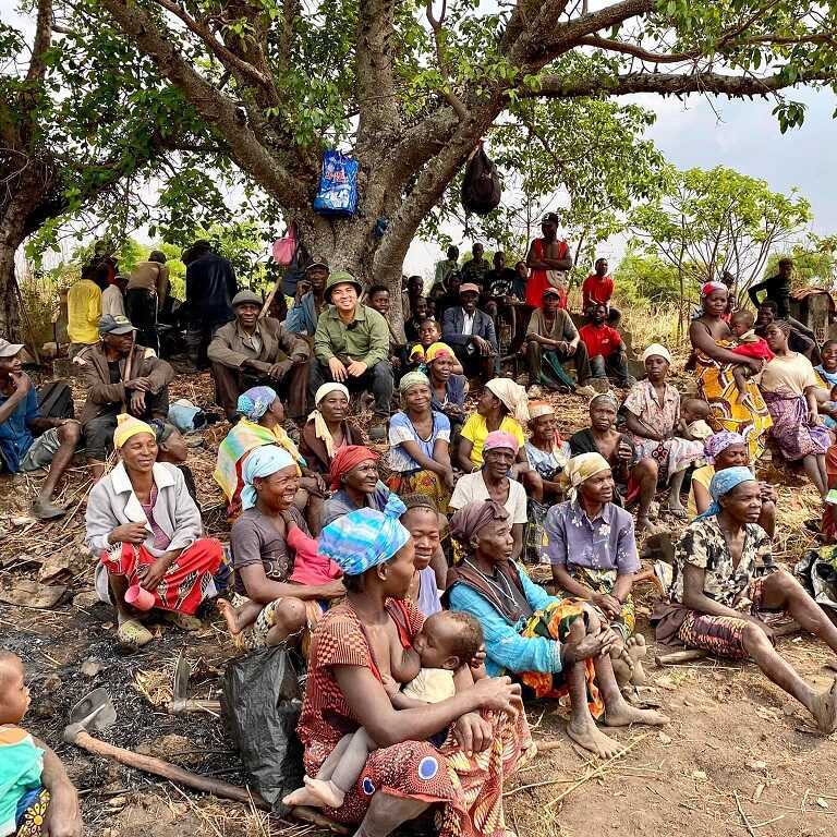  
Mọi người vui vẻ chờ xem team Quang Linh đào giếng. (Ảnh: Fanpage Team Châu Phi)