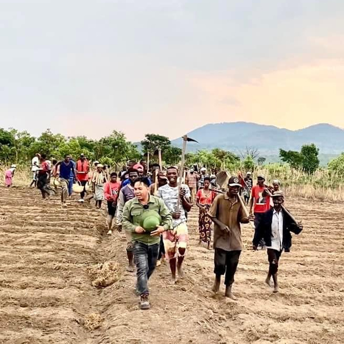  
Ai cũng cười vui vẻ, chính Quang Linh đã làm thay đổi cuộc sống của họ. (Ảnh: Fanpage Team Châu Phi)