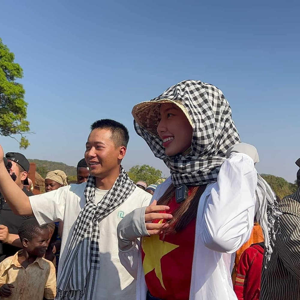  
Nhờ có anh, nhiều người nổi tiếng đã biết đến châu Phi và tới làm từ thiện. (Ảnh: Fanpage Team Châu Phi)