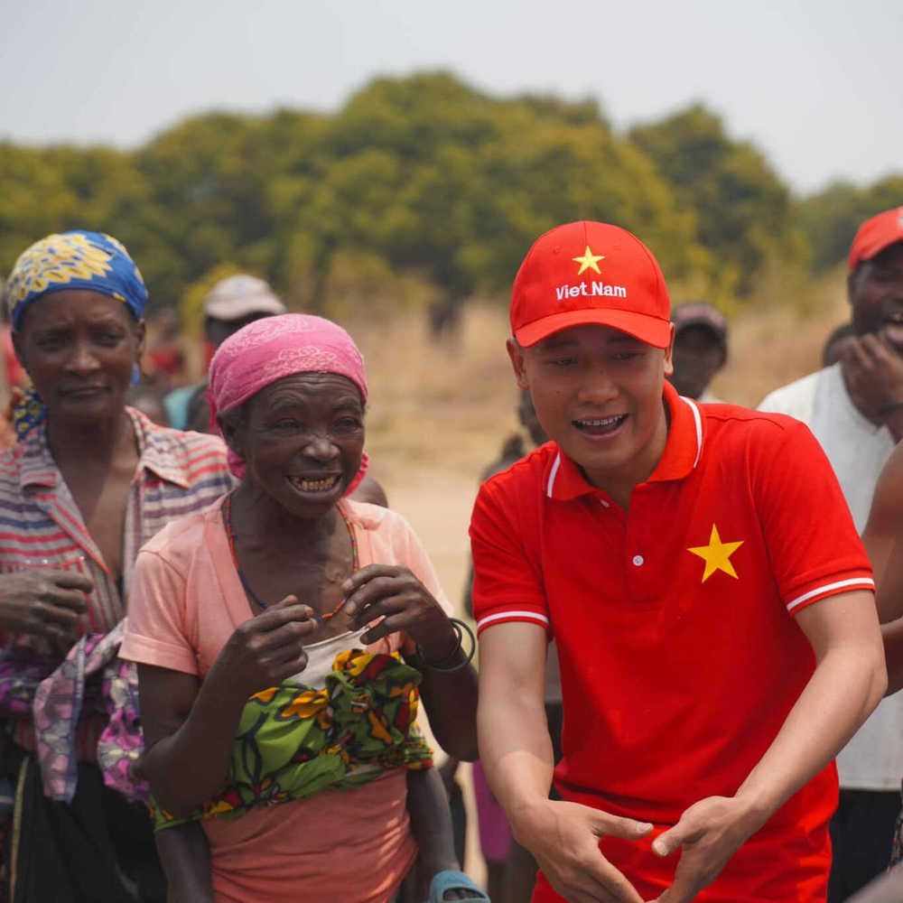  
Quang Linh đã giúp cuộc sống bà con thay đổi, họ vui vẻ hơn. (Ảnh: Fanpage Team Châu Phi)