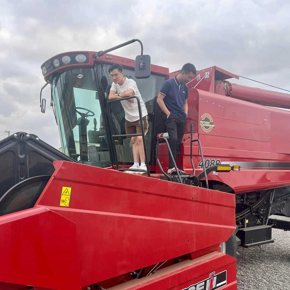  
Quang Linh trong một lần đi mua máy cày về làm ruộng. (Ảnh: Fanpage Team Châu Phi)