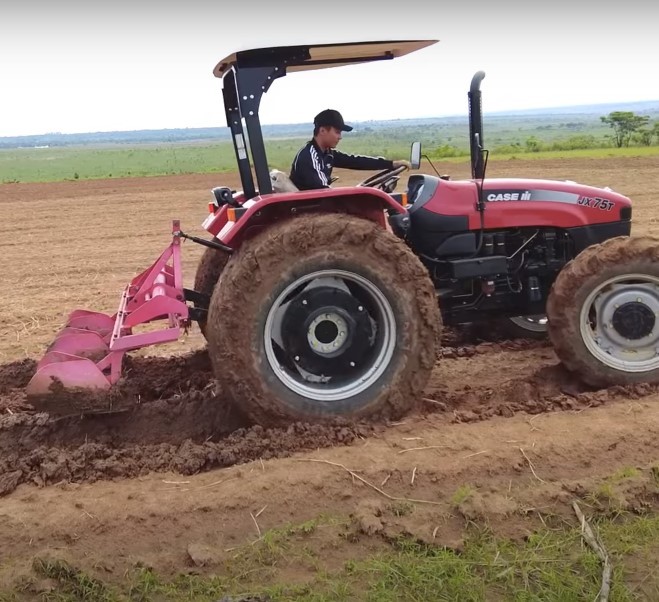  
Vì mưa lớn nên đất vẫn còn rất ướt và lún khiến việc trồng ngô tại trang trại của Quang Linh đang bị chậm tiến độ. (Ảnh: Chụp màn hình YouTube Quang Linh Vlogs - Cuộc Sống ở Châu Phi)