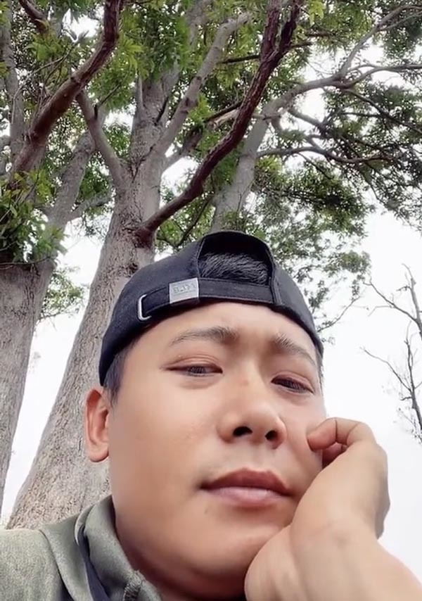  
Để chứng minh mình đang ở Angola, Quang Linh đã quay lại cảnh cùng bà con châu Phi đi trồng ngô tại trang trại. (Ảnh: Chụp màn hình Fanpage Quang Linh Vlogs)