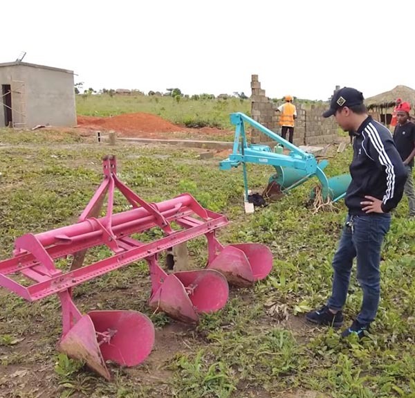  
Quang Linh đang bận rộn với công việc ở trang trại. (Ảnh: Chụp màn hình YouTube Quang Linh Vlogs - Cuộc Sống ở Châu Phi)