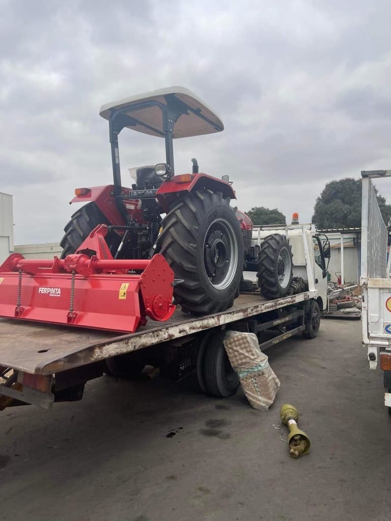 Quang Linh tậu máy cày đỉnh của chóp để làm nông tại châu Phi