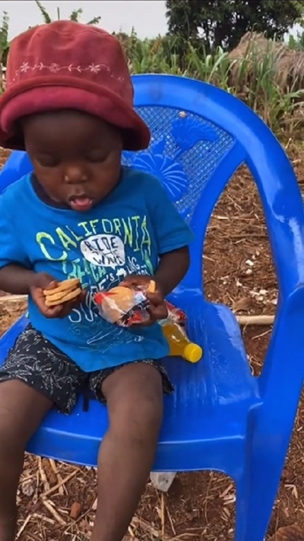  Em là một cậu bé vô cùng ấm áp và hiểu chuyện. (Ảnh: YouTube Quang Linh Vlogs- Cuộc sống châu Phi)