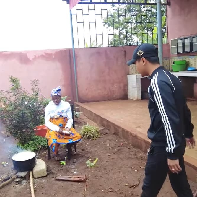  
Hàng ngày Quang Linh sẽ đưa tiền để mẹ Lôi Con nấu ăn cho các cô cậu bé tại nhà tình thương. (Ảnh: Chụp màn hình YouTube Quang Linh Vlogs)