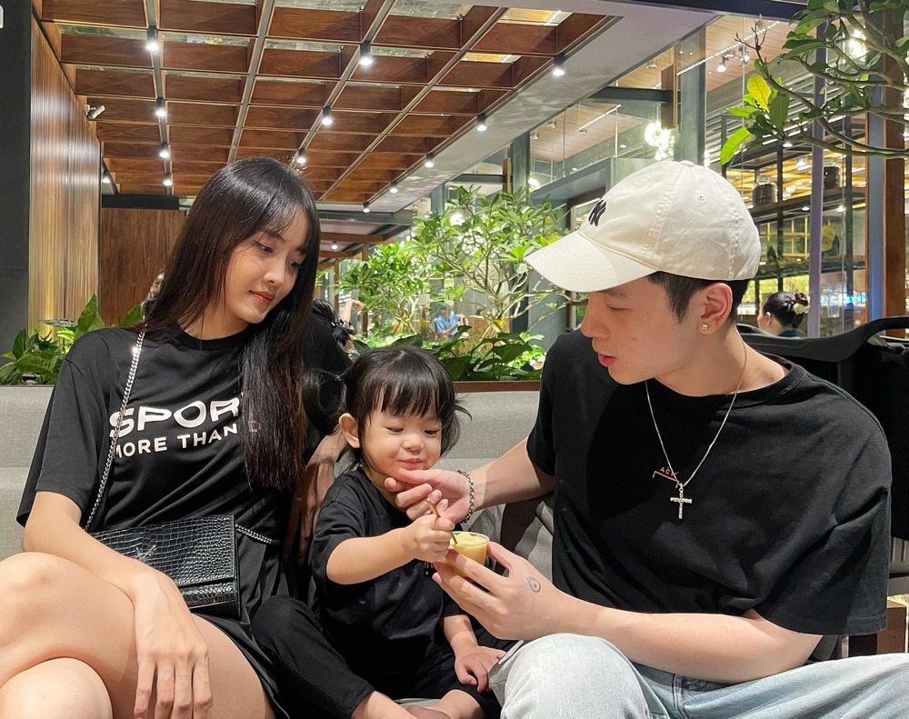 Gia đình 3 người của Phí Ngọc Hưng và Trương Mỹ Nhân. (Ảnh: FB Trương Mỹ Nhân) - Tin sao Viet - Tin tuc sao Viet - Scandal sao Viet - Tin tuc cua Sao - Tin cua Sao