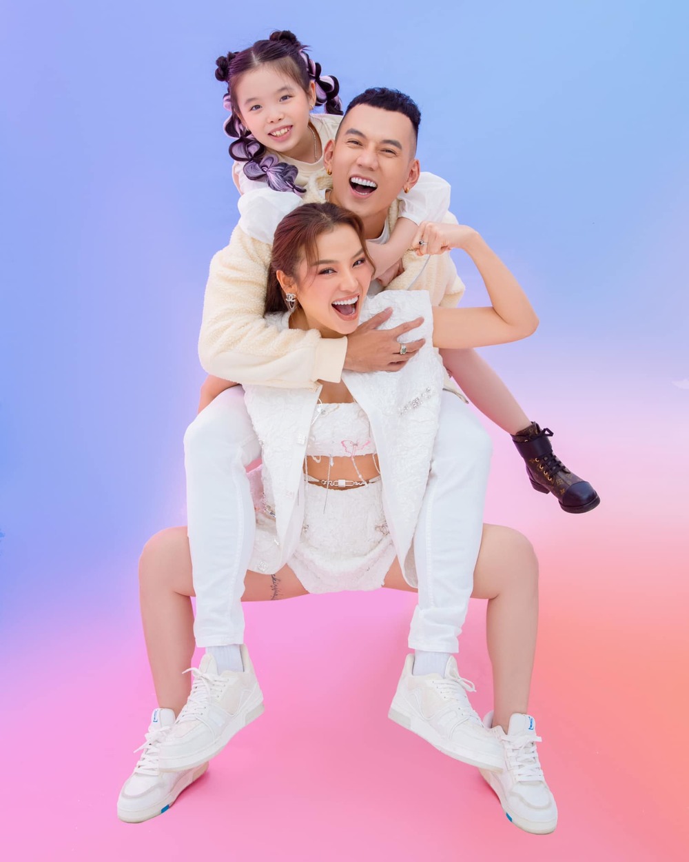 Cô bé rất thân với ba dượng Lý Bình. (Ảnh: FB Phương Trinh Jolie) - Tin sao Viet - Tin tuc sao Viet - Scandal sao Viet - Tin tuc cua Sao - Tin cua Sao