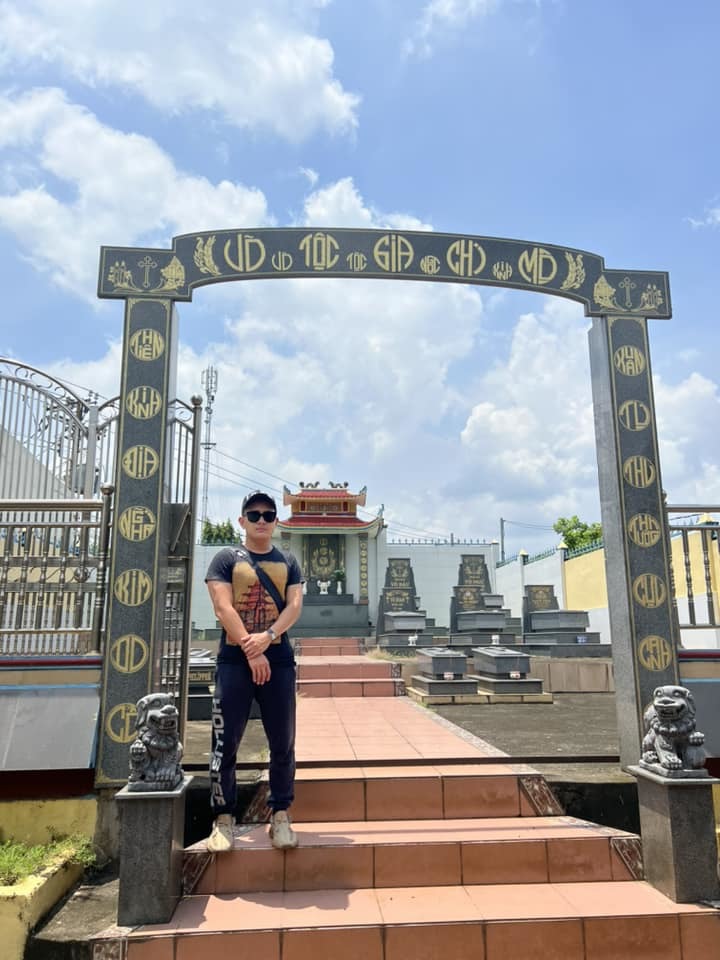 Hồi đầu năm, anh chàng có về thăm phần mộ tổ tiên ở quê nhà. (Ảnh: FB Võ Lê Thành Vinh) - Tin sao Viet - Tin tuc sao Viet - Scandal sao Viet - Tin tuc cua Sao - Tin cua Sao