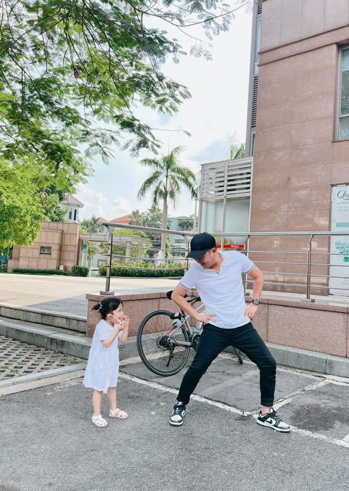 Khoảnh khắc vui đùa của 2 ba con khi Trường Giang có thời gian rảnh. (Ảnh: FB Trường Giang) - Tin sao Viet - Tin tuc sao Viet - Scandal sao Viet - Tin tuc cua Sao - Tin cua Sao
