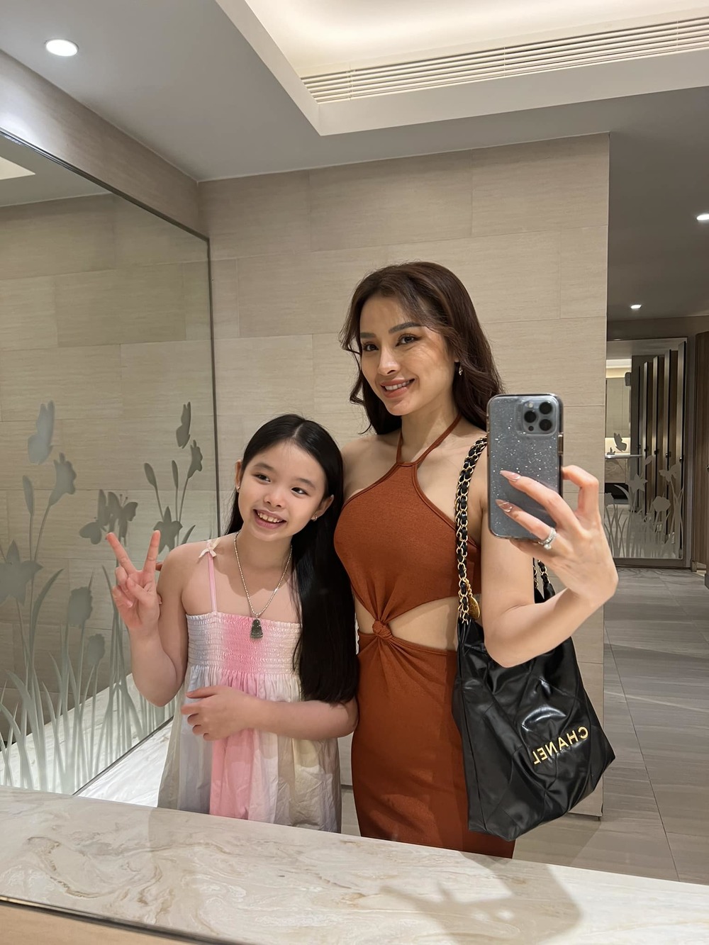 Con gái của người đẹp nay đã trưởng thành, ra dáng thiếu nữ. (Ảnh: FB Phương Trinh Jolie) - Tin sao Viet - Tin tuc sao Viet - Scandal sao Viet - Tin tuc cua Sao - Tin cua Sao