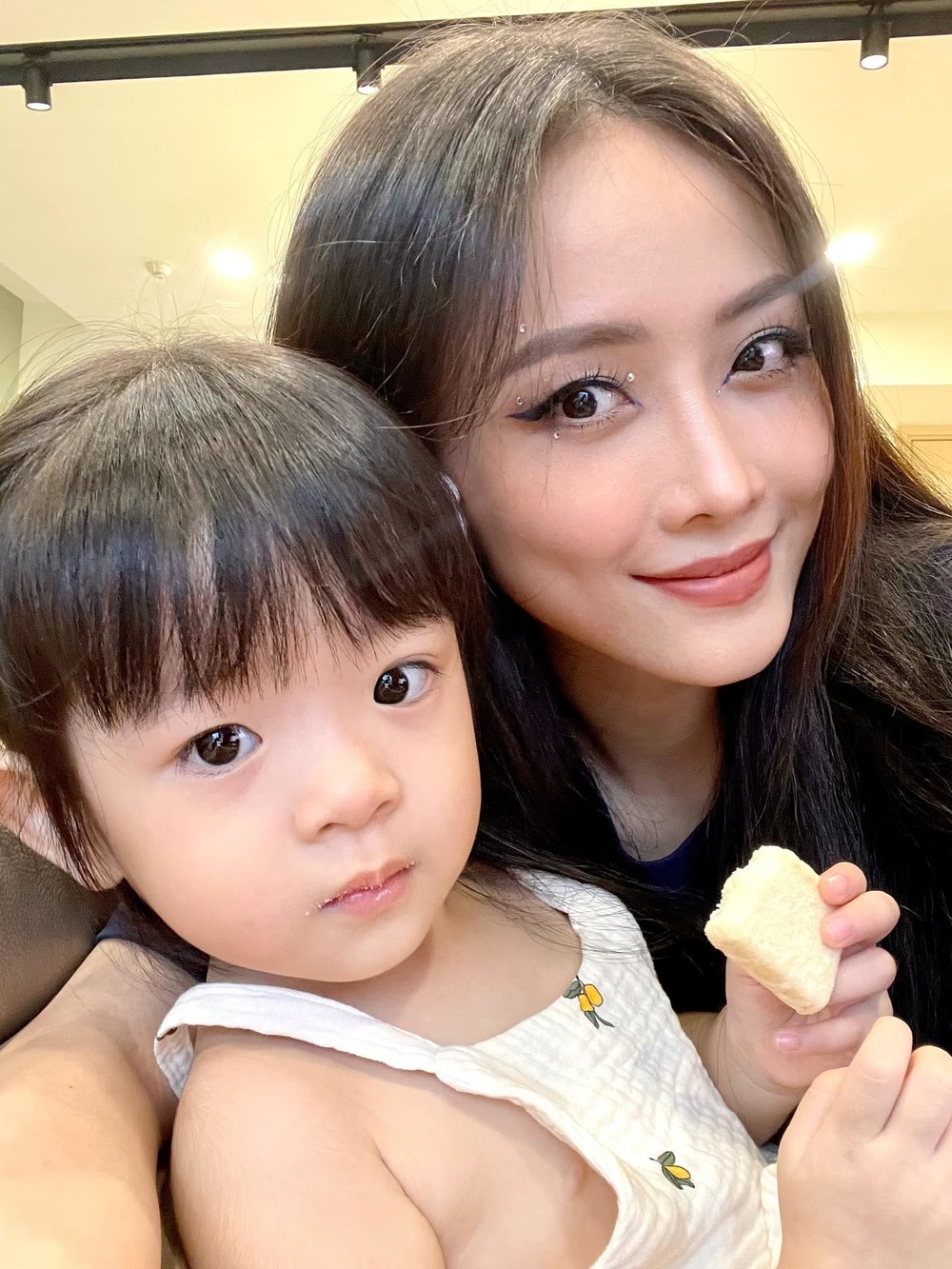 Cô bé có nhiều nét đẹp được thừa hưởng từ bố mẹ. (Ảnh: FB Trương Mỹ Nhân) - Tin sao Viet - Tin tuc sao Viet - Scandal sao Viet - Tin tuc cua Sao - Tin cua Sao