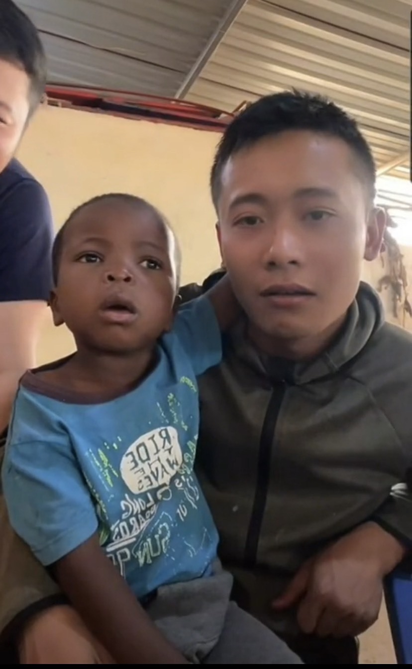  Lôi Con thường xuyên xuất hiện trong các clip của Quang Linh và team châu Phi. (Ảnh: Chụp màn hình TikTok Hùng kaka vlog)